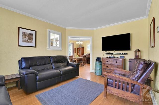 1246 Ridgemont Avenue, House detached with 4 bedrooms, 2 bathrooms and 2 parking in Ottawa ON | Image 3