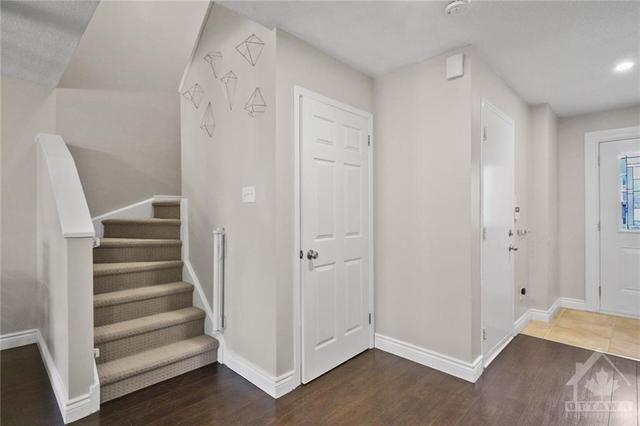 21 Woodpark Way, Townhouse with 3 bedrooms, 2 bathrooms and 3 parking in Ottawa ON | Image 3