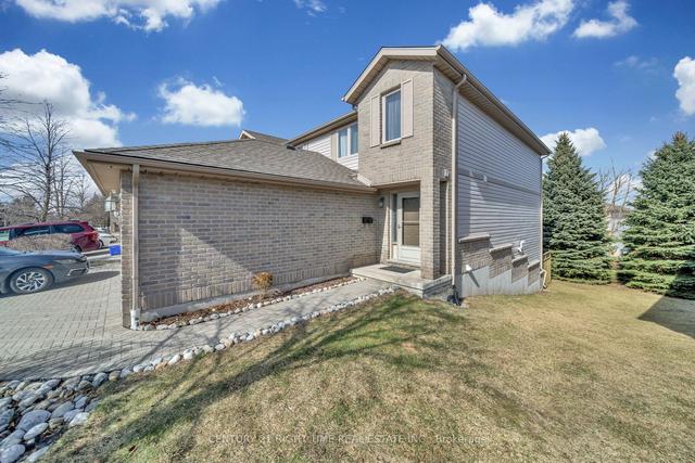 252 Blackhorne Dr, Townhouse with 3 bedrooms, 2 bathrooms and 2 parking in Kitchener ON | Image 23