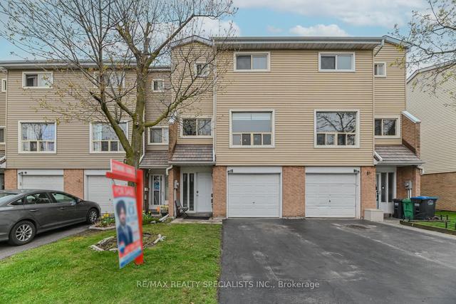 30 Enmount Dr, Townhouse with 3 bedrooms, 2 bathrooms and 2 parking in Brampton ON | Image 1