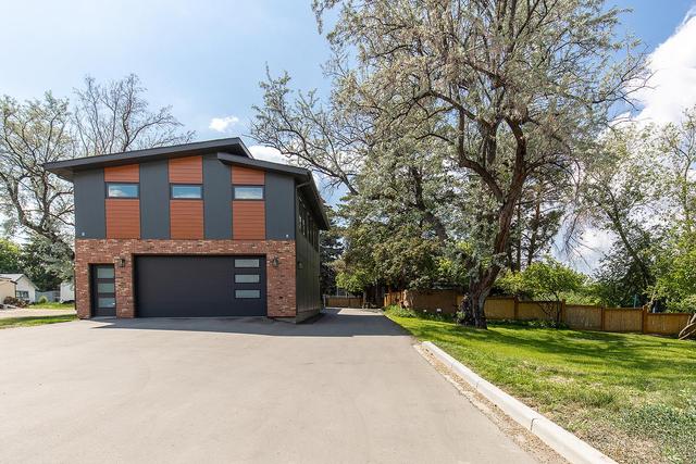 26 7 Ave Sw, House detached with 5 bedrooms, 2 bathrooms and 12 parking in Medicine Hat AB | Image 4