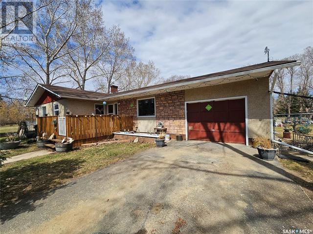 120 100th Street, House detached with 4 bedrooms, 2 bathrooms and null parking in Battle River No. 438 SK | Image 2