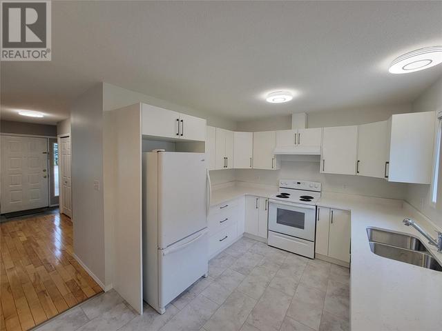 819 10th Ave, House detached with 3 bedrooms, 1 bathrooms and 5 parking in Keremeos BC | Image 4