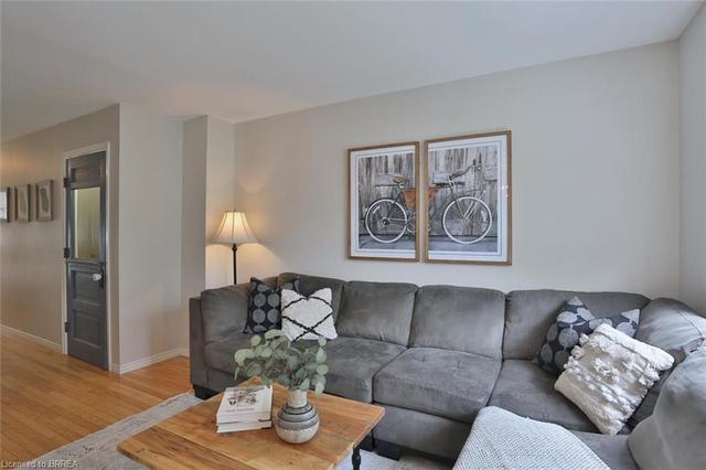 2 Graystone Crt, House attached with 3 bedrooms, 1 bathrooms and 2 parking in Brant ON | Image 3