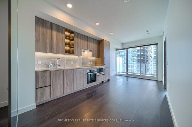 2008 - 95 Mcmahon Dr, Condo with 1 bedrooms, 1 bathrooms and 1 parking in Toronto ON | Image 3