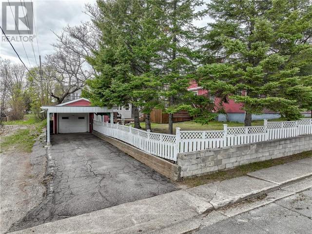 13 Lindsley St, House detached with 3 bedrooms, 2 bathrooms and null parking in Greater Sudbury ON | Image 6