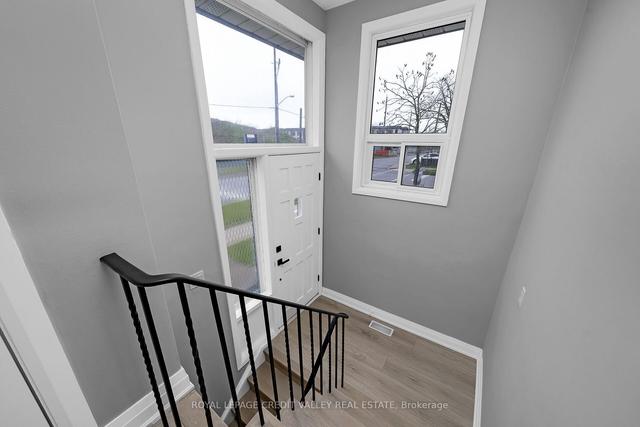 184 Plunkett Rd, House semidetached with 3 bedrooms, 2 bathrooms and 5 parking in Toronto ON | Image 26