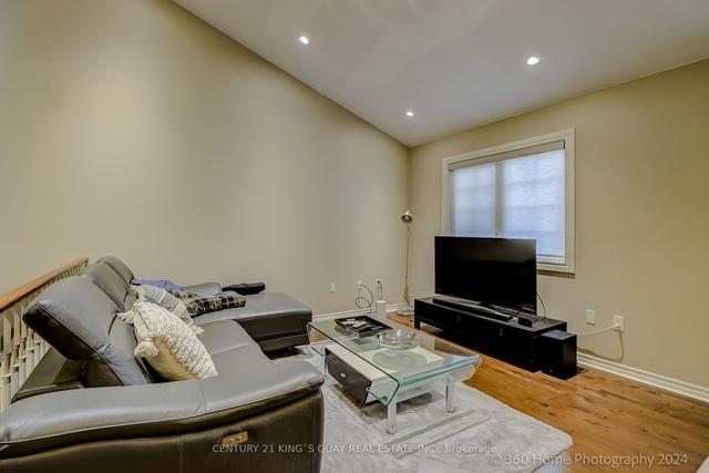 4 Cheltonwood Way, House attached with 2 bedrooms, 3 bathrooms and 3 parking in Whitby ON | Image 2