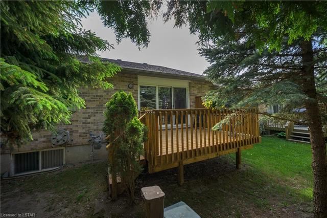 36 - 572 Thistlewood Dr, House attached with 3 bedrooms, 3 bathrooms and 4 parking in London ON | Image 9