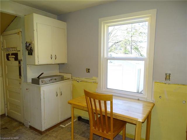 217 York St, House detached with 1 bedrooms, 1 bathrooms and 4 parking in St. Catharines ON | Image 2