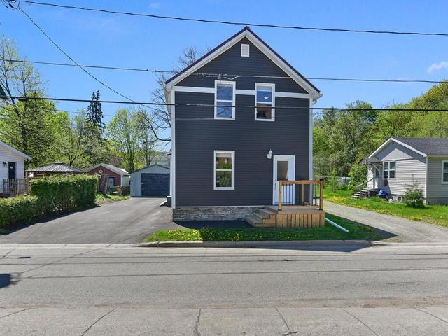 38 Bennett St, House detached with 3 bedrooms, 2 bathrooms and 3 parking in Brockville ON | Image 1