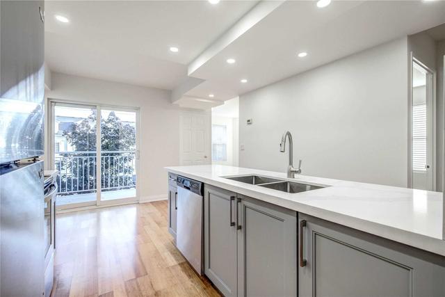 305 - 35 Hunt Ave, Condo with 2 bedrooms, 2 bathrooms and 1 parking in Richmond Hill ON | Image 2
