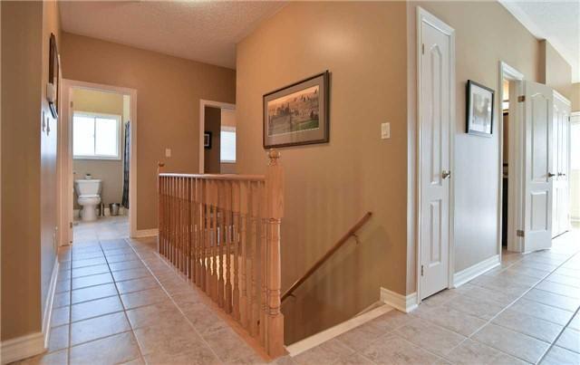 874 Wildflower Crt, House detached with 2 bedrooms, 4 bathrooms and 2 parking in Oshawa ON | Image 7