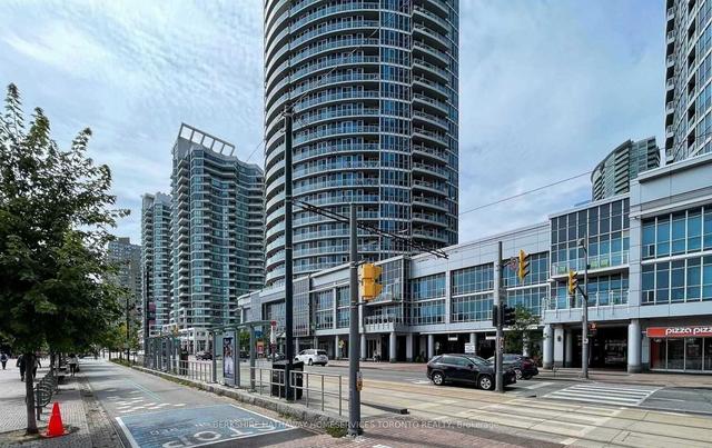 1711 - 218 Queens Quay W, Condo with 2 bedrooms, 2 bathrooms and 1 parking in Toronto ON | Image 11