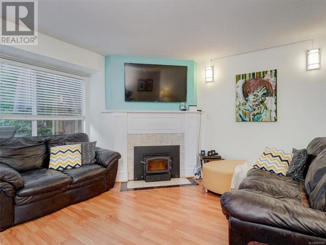 6 - 3993 Columbine Way, House attached with 3 bedrooms, 3 bathrooms and 2 parking in Saanich BC | Image 3