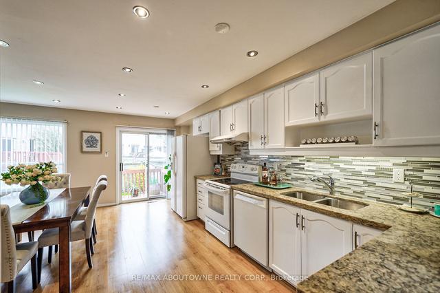 6980 Dunnview Crt, House attached with 3 bedrooms, 3 bathrooms and 3 parking in Mississauga ON | Image 2