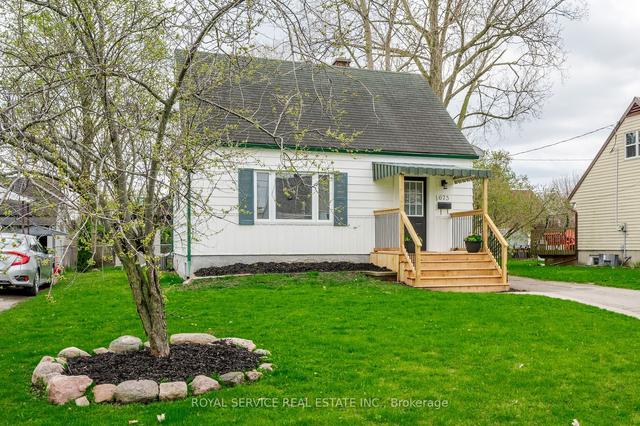 675 Hawley St, House detached with 2 bedrooms, 1 bathrooms and 6 parking in Peterborough ON | Image 1