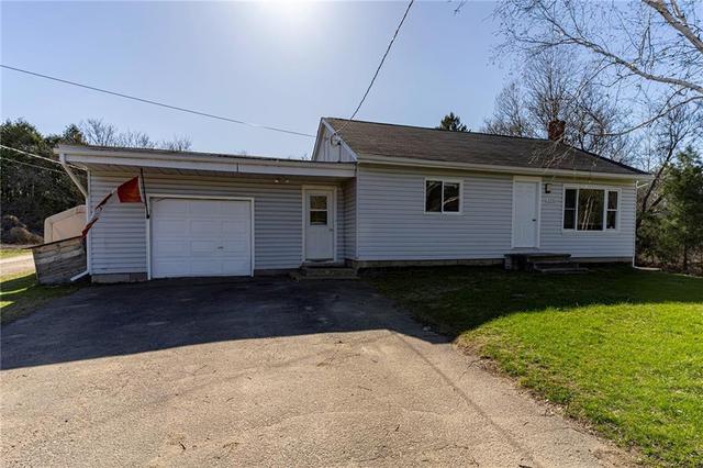 1731 Doran Rd, House detached with 2 bedrooms, 1 bathrooms and 6 parking in Laurentian Valley ON | Image 2