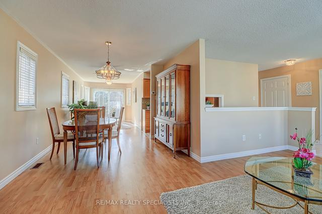 27 Amberhill Tr, Condo with 2 bedrooms, 2 bathrooms and 2 parking in Brampton ON | Image 4
