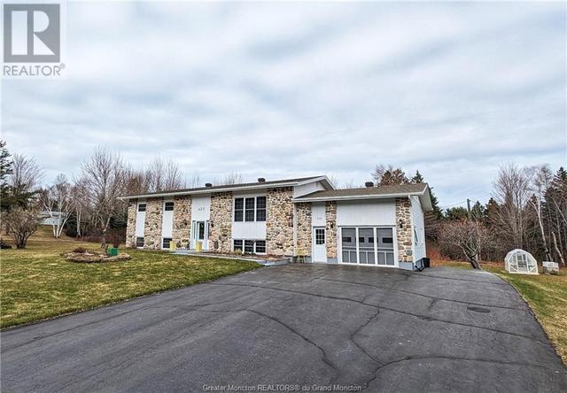 430 Petrie Ave, House detached with 5 bedrooms, 2 bathrooms and null parking in Bathurst NB | Image 1