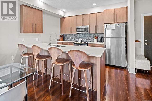 Large kitchen island with seating for 4. Perfect for casual entertaining! | Image 12