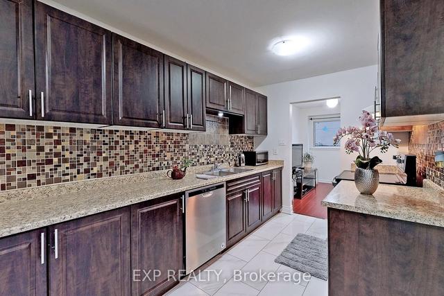 193 Fleetwood Cres, Townhouse with 3 bedrooms, 2 bathrooms and 1 parking in Brampton ON | Image 4