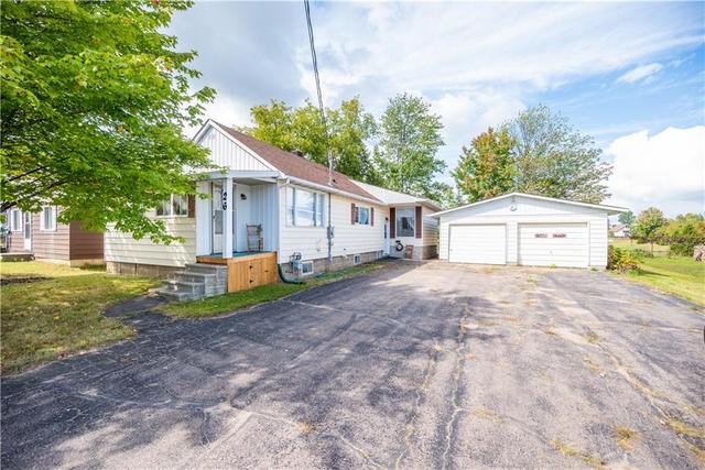 26 Mohns Avenue, House detached with 2 bedrooms, 1 bathrooms and 6 parking in Petawawa ON | Image 1