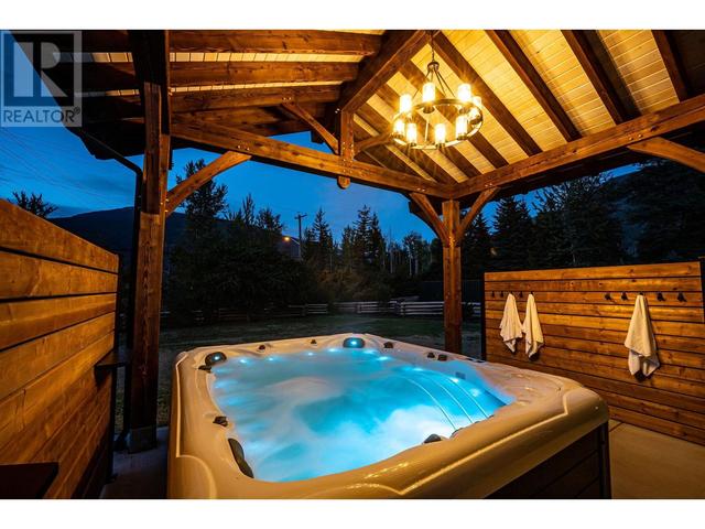 1502 Mountain View Drive, House detached with 6 bedrooms, 3 bathrooms and 10 parking in Revelstoke BC | Image 10