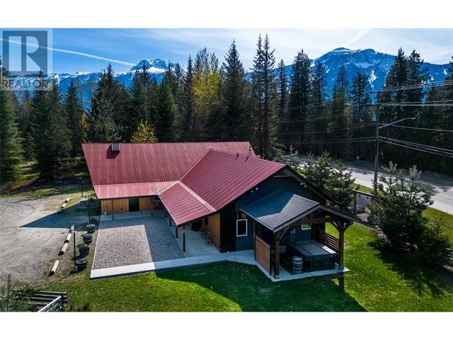 1502 Mountain View Drive, House detached with 6 bedrooms, 3 bathrooms and 10 parking in Revelstoke BC | Image 1
