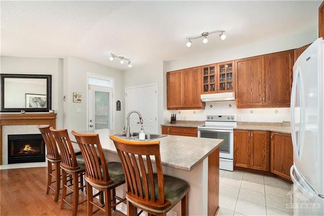 531 Devonwood Cir, Townhouse with 3 bedrooms, 3 bathrooms and 3 parking in Ottawa ON | Image 11