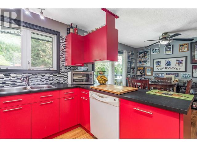 1560 Ponderosa Rd, House detached with 7 bedrooms, 3 bathrooms and 5 parking in West Kelowna BC | Image 8