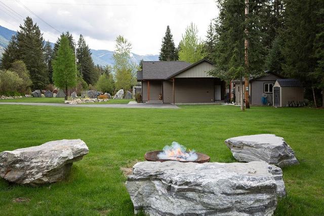2711 Jacks Crescent, House detached with 2 bedrooms, 2 bathrooms and null parking in Central Kootenay I BC | Image 58