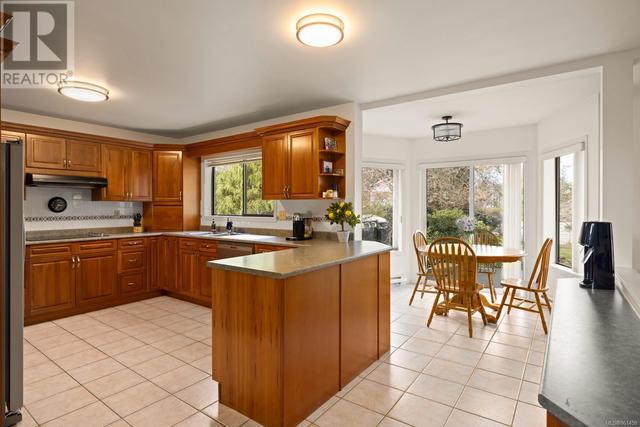1536 Ash Rd, House detached with 5 bedrooms, 4 bathrooms and 6 parking in Saanich BC | Image 8