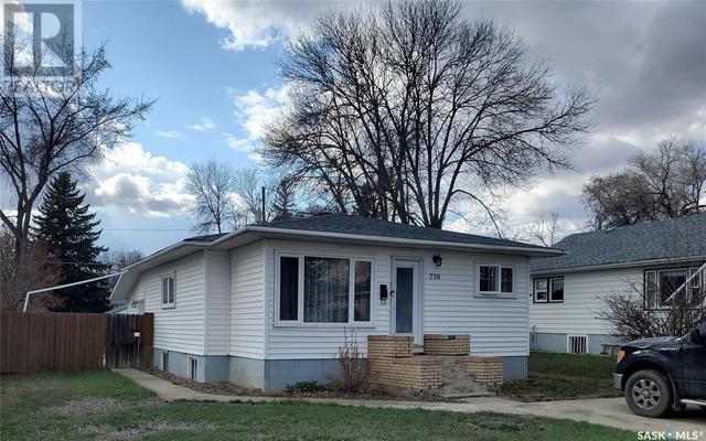 730 5th Ave Ne, House detached with 3 bedrooms, 2 bathrooms and null parking in Swift Current SK | Image 1
