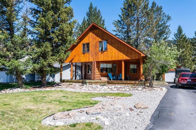 7500 Rivercrest Rd, House detached with 3 bedrooms, 2 bathrooms and 4 parking in Radium Hot Springs BC | Image 2