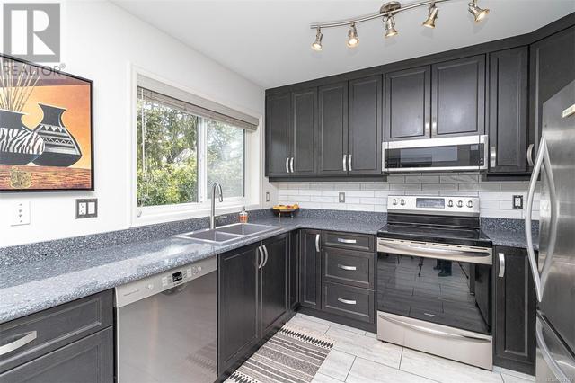303 - 1361 Hillside Ave, Condo with 2 bedrooms, 3 bathrooms and 1 parking in Victoria BC | Image 17