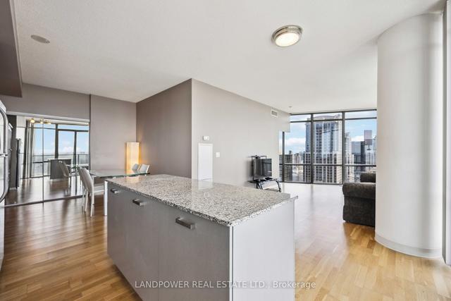 3610 - 832 Bay St, Condo with 3 bedrooms, 2 bathrooms and 1 parking in Toronto ON | Image 10