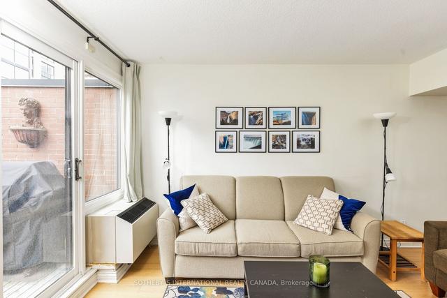 594 - 574 Wellington St W, Townhouse with 2 bedrooms, 2 bathrooms and 1 parking in Toronto ON | Image 4