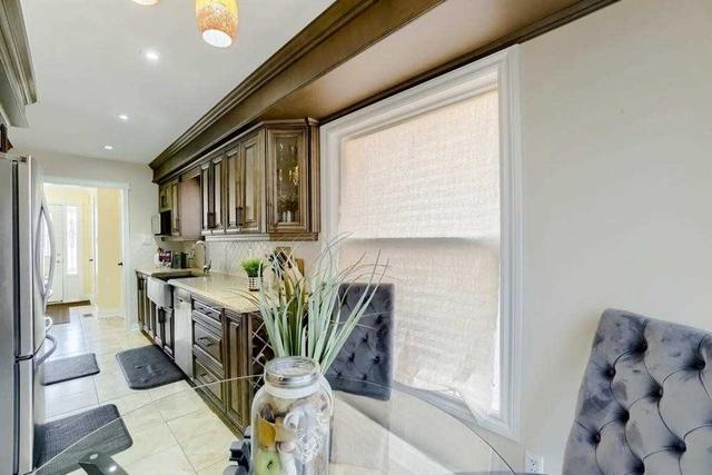 89 Monaco Crt, House attached with 3 bedrooms, 3 bathrooms and 4 parking in Brampton ON | Image 3