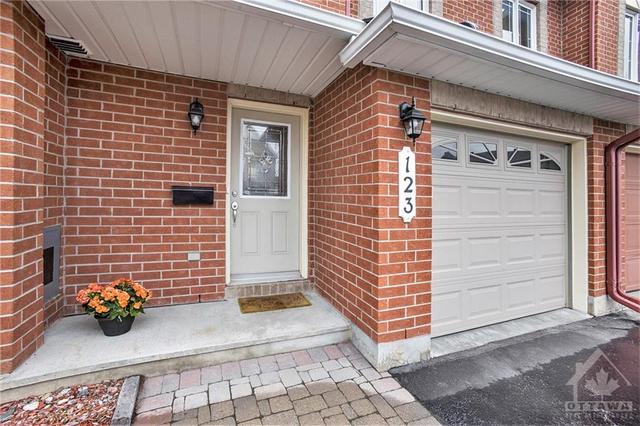 123 Sorento St, Townhouse with 3 bedrooms, 3 bathrooms and 3 parking in Ottawa ON | Image 2