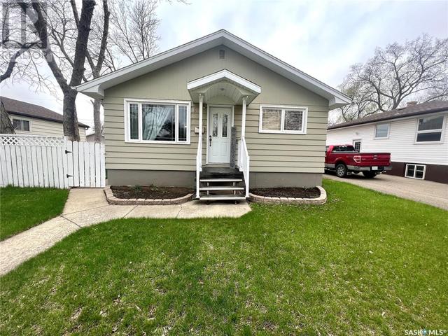 612 4th Ave Nw, House detached with 4 bedrooms, 2 bathrooms and null parking in Swift Current SK | Image 1