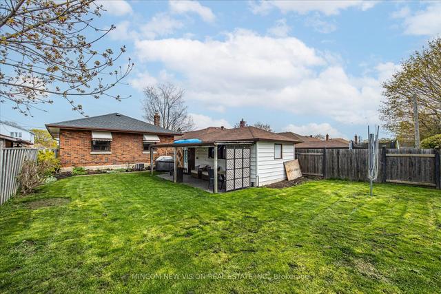 126 Chadburn St, House detached with 3 bedrooms, 2 bathrooms and 5 parking in Oshawa ON | Image 17
