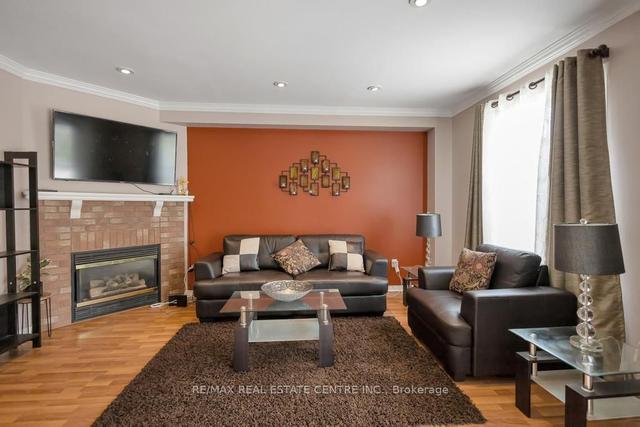 36 Colleyville St, House detached with 3 bedrooms, 4 bathrooms and 4 parking in Brampton ON | Image 3