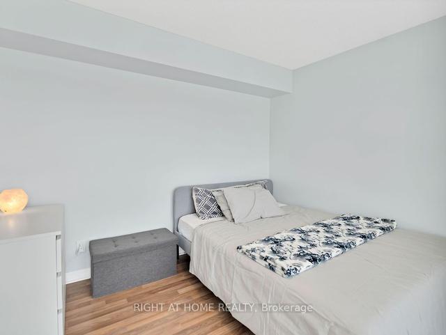 206 - 30 Herons Hill Way, Condo with 2 bedrooms, 2 bathrooms and 1 parking in Toronto ON | Image 3