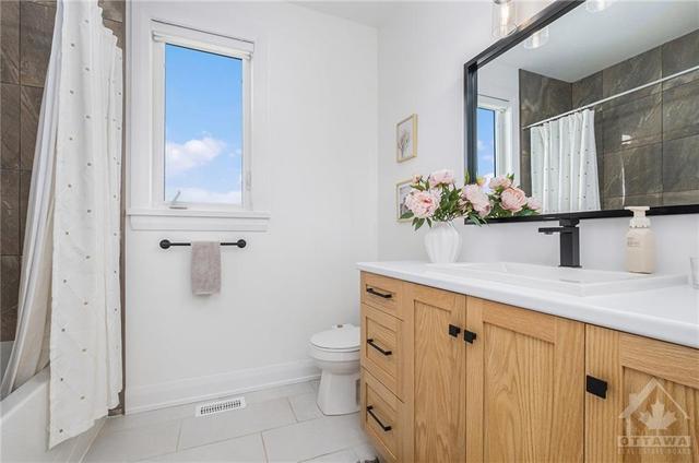 This is the main bathroom located between the 2 bedrooms. | Image 14
