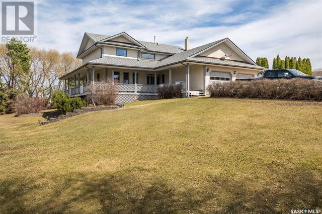 744 3rd Ave, House detached with 3 bedrooms, 3 bathrooms and null parking in Buckland No. 491 SK | Image 1