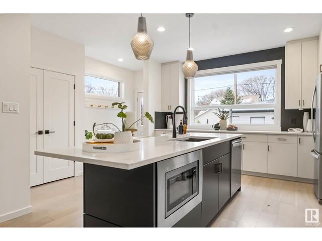 10964 129 St Nw, House detached with 4 bedrooms, 2 bathrooms and null parking in Edmonton AB | Image 3