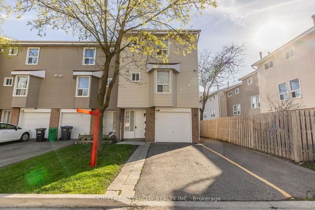 93 - 93 Enmount Dr, Townhouse with 3 bedrooms, 2 bathrooms and 2 parking in Brampton ON | Image 1