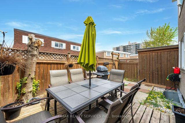 69 Town House Cres, Townhouse with 3 bedrooms, 2 bathrooms and 2 parking in Brampton ON | Image 20