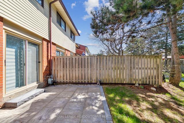 7 Collins Cres, Townhouse with 3 bedrooms, 3 bathrooms and 2 parking in Brampton ON | Image 32